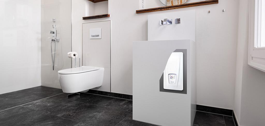 Gästebad im Hotel Wyndberg mit versteckt installiertem Durchlauferhitzer DSX Touch
