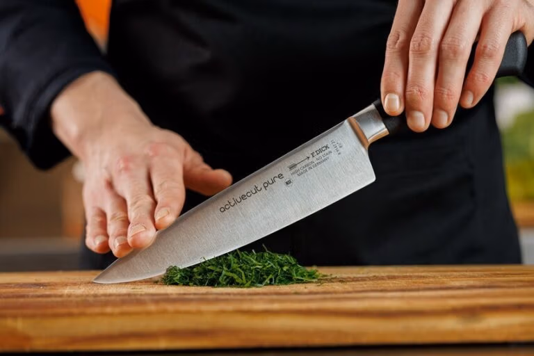 F.DICK activecut pure: Neue geschmiedete Kochmesser-Serie mit NSF-Zertifizierung aus Esslingen