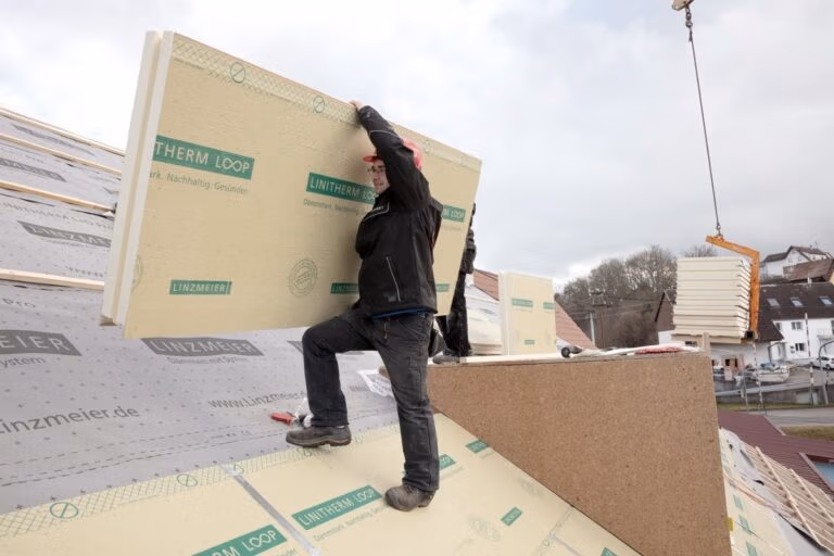 Linzmeier Hybrid-Dach: LINITHERM LOOP kombiniert mit Zellulose-Einblasdämmung