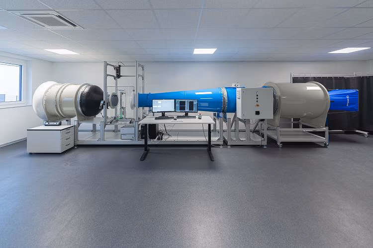 Im 75 m² großen Labor mit Windkanal führt Airflow alle Kalibrierun-gen rund um Geschwindigkeit und Volumenströme durch.