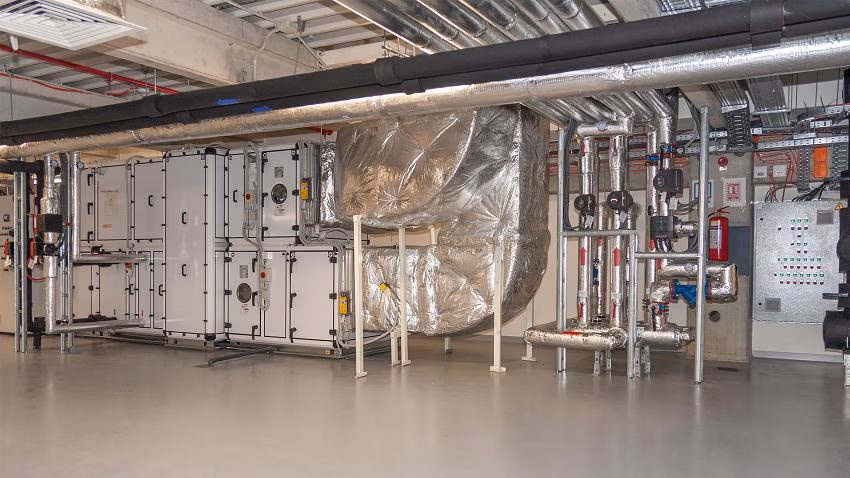Die Gebäudetechnik im Grundfos-Werk Indija (Serbien) ist ein typisches Beispiel für die unkomplizierte Integration der Mischkreislösung Mixit in eine vorhandene Leittechnik (Bild: Grundfos)