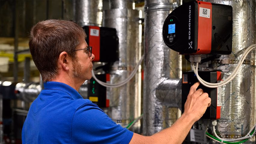 Grundfos setzte im Universitätsklinikum Aachen die integrierte Mischkreislösung Mixit ein, um die Kühlung von Laborproben energieeffizienter, platzsparender und zentral steuerbar zu gestalten und dabei Installationsaufwand sowie Energieverbrauch zu reduzieren.