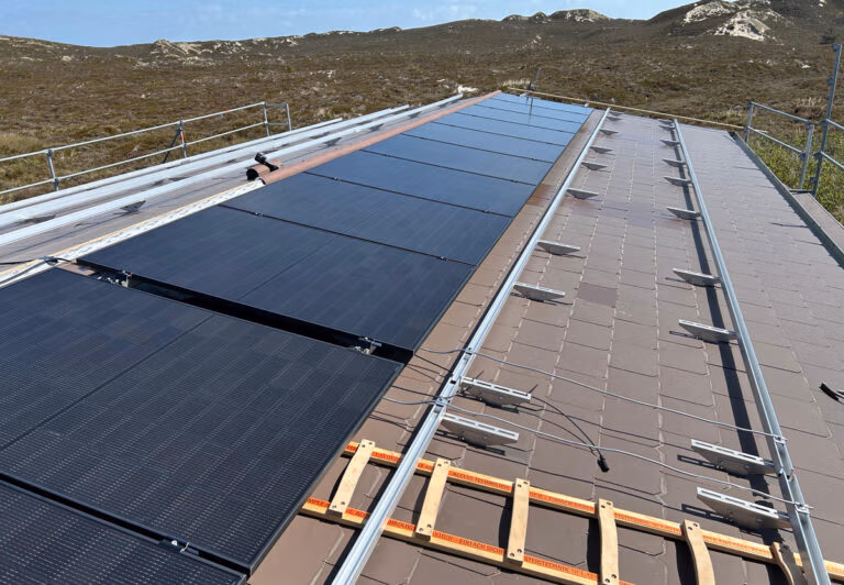 Fleck Solar-Trägerpfanne auf Sylter Akademiedach