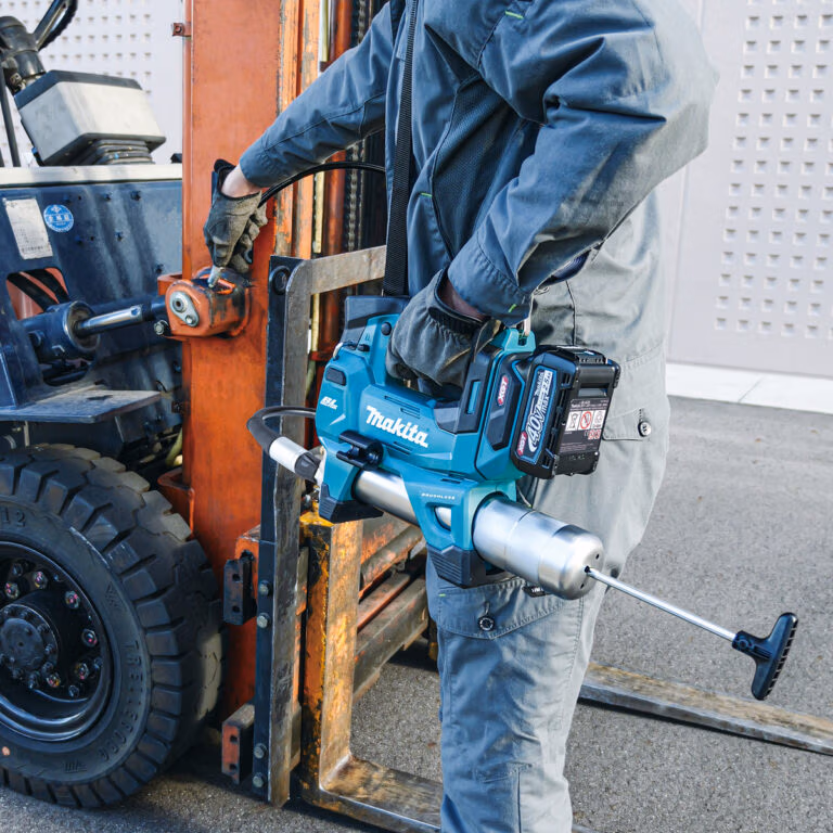 Makita Akku-Fettpresse GP001G mit AutoStopp