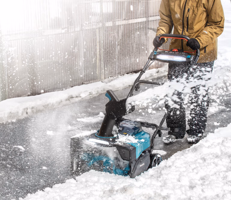 Makita Akku-Schneefräse SN001G mit 40V max.