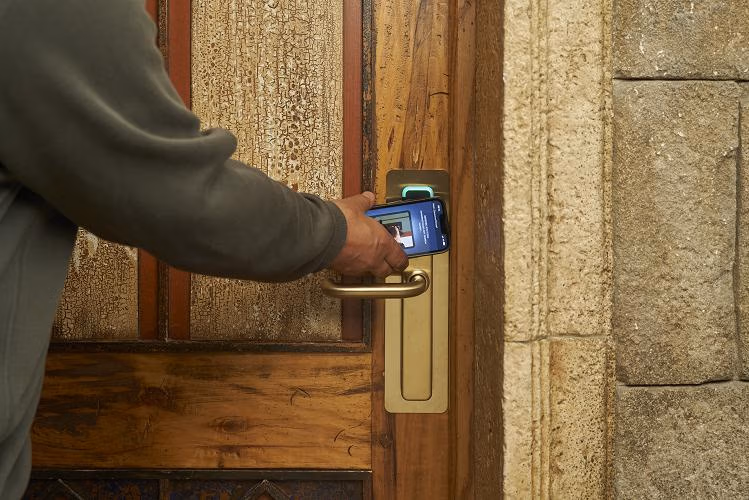 Die digitale Gästereise im Europa-Park Hotel-Resort hat zu weniger Wartezeiten, mehr Flexibilität und spürbar zufriedeneren Gästen geführt. Bildquelle: Salto