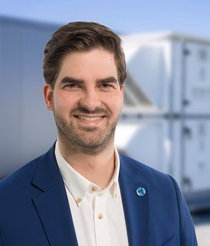 Simon Morherr, Leiter Produktmanagement Lüftungsgeräte bei Airflow, erläuterte auf der IFH/Intherm die Vorteile der neuen Lüftungsgeräteserie DUPLEXmodular für komplexe Bauprojekte und große Volumenströme