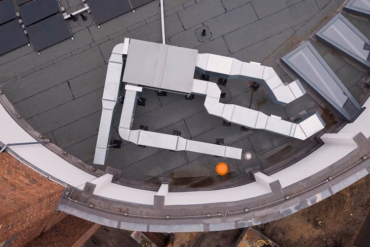 Um nicht in die denkmalgeschützte Fassade einzugreifen, wählten die Verantwortlichen das kompakte, für die liegende Dachmontage ausgelegte, zentrale Lüftungsgerät DUPLEX Multi Eco-N 2500 von Airflow.