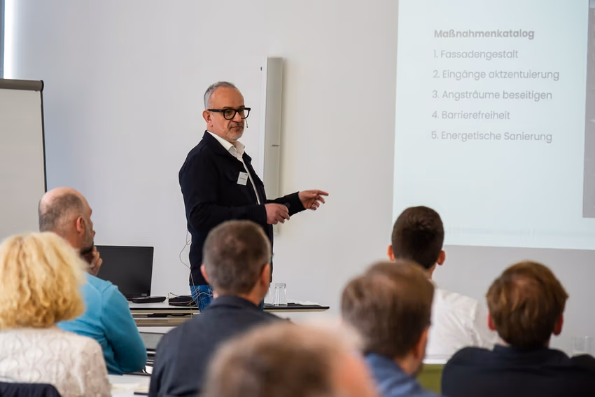 Herfried Langer, Dipl.-Ing. Architekt BDA und Geschäftsführer von Tor 5 Architekten sprach zum Thema „Bezahlbaren Wohnraum bauen und sanieren“.