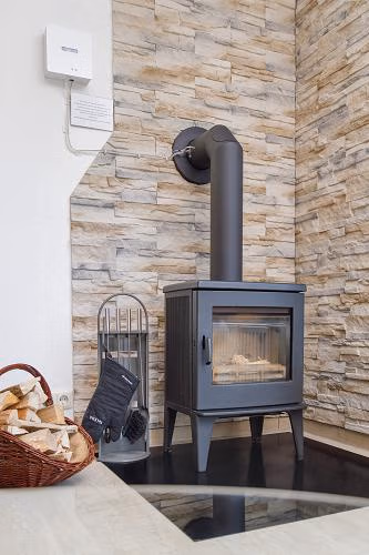 In den Wohnungen mit Kamin sorgt ein Luftdruckwächter
dafür, dass die Lüftungsanlage bei Druckänderungen
automatisch abgeschaltet wird. Erst wenn sich die
Druckverhältnisse normalisiert haben, nimmt die Lüftung
den Betrieb wieder auf.