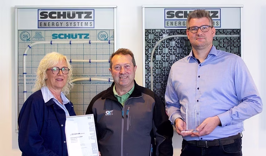 Übergabe der Ehrenurkunde für die 25-jährige Partnerschaft mit Schütz: Im Bild (v.l.n.r.): Christina Böhmer (SCHÜTZ), Bernhard Kroyer (SKZ), Sebastian Mülstroh (SCHÜTZ)
