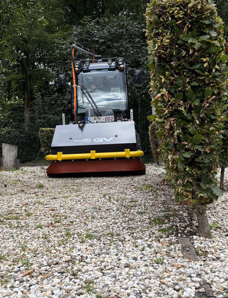 Das Anbaugerät CityZAS behandelt Unkraut mit elektrischer Energie bis in die Wurzel und verhindert so ein erneutes Austreiben der Pflanzen.
Bildrechte: © Kärcher