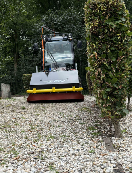 Das Anbaugerät CityZAS behandelt Unkraut mit elektrischer Energie bis in die Wurzel und verhindert so ein erneutes Austreiben der Pflanzen.
Bildrechte: © Kärcher