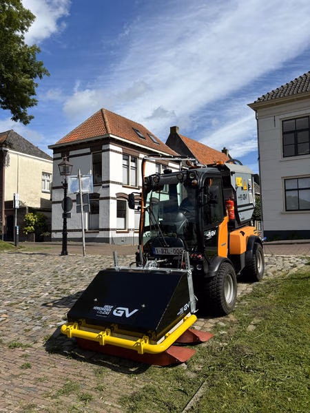 CityZAS kann mit den Geräteträgern der Holder C-Reihe sowie dem Kärcher Municipal MIC 42 eingesetzt werden und eignet sich für den professionellen kommunalen Einsatz.
Bildrechte: © Kärcher