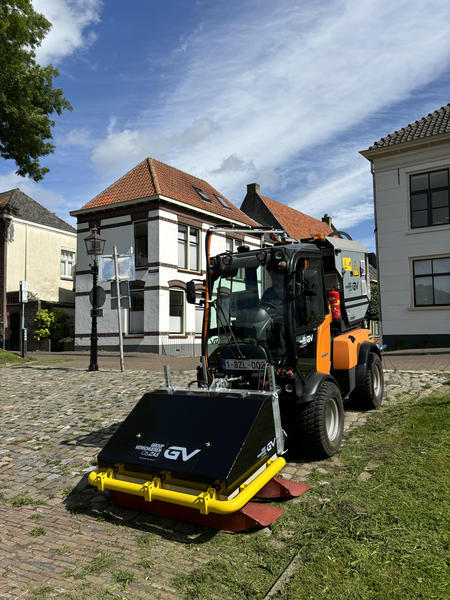 CityZAS kann mit den Geräteträgern der Holder C-Reihe sowie dem Kärcher Municipal MIC 42 eingesetzt werden und eignet sich für den professionellen kommunalen Einsatz.
Bildrechte: © Kärcher