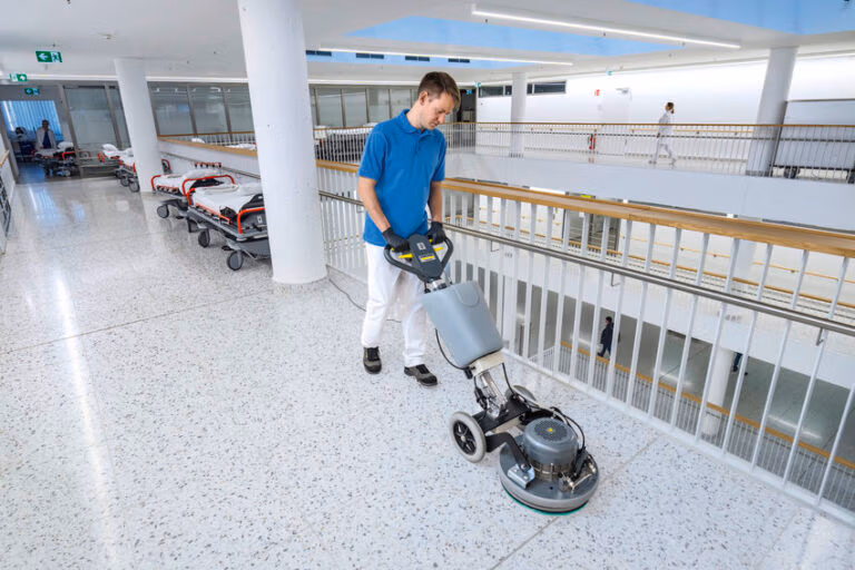 Neue Diamantpads von Kärcher für die Reinigung und Aufbereitung hochglanzpolierter Hartböden mit Scheuersaug- und Einscheibenmaschinen.