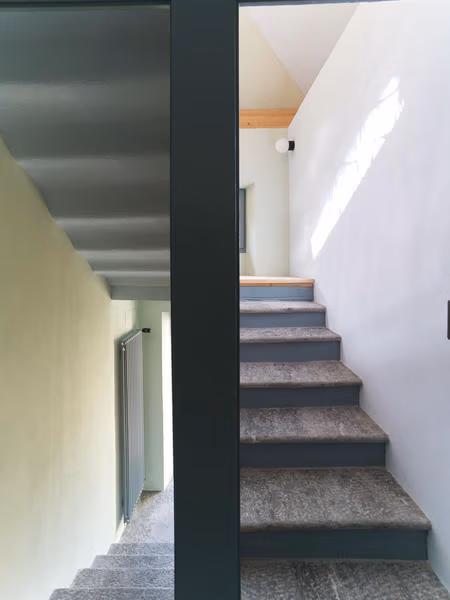Der Heizkörper-Klassiker Zehnder Charleston verbindet hohe Wärmeleistung mit gestalterischer Vielseitigkeit. Dank seiner Elementbauweise lässt er sich in Bauhöhe, -länge und -tiefe exakt an die baulichen Gegebenheiten und auf den Wärmebedarf pro Raum anpassen. Bildquelle: : ©STUDIO MHA