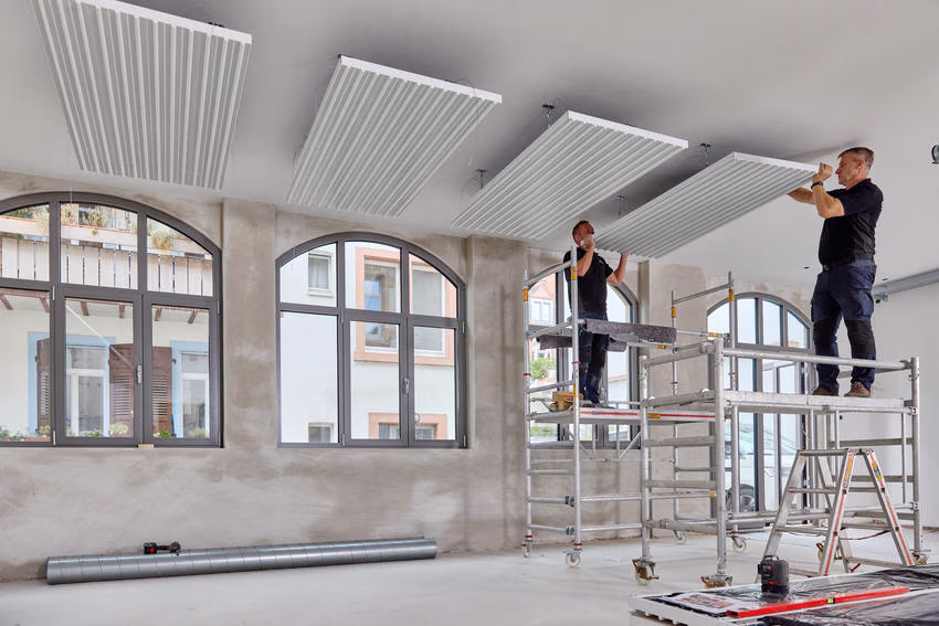Der Einbau der Deckenstrahlplatten Zehnder ZFP Urban erfolgte schnell und unkompliziert, da sie bereits als komplette Segel geliefert wurden. Dadurch war eine zeitsparende Montage an einem Stück vor Ort möglich