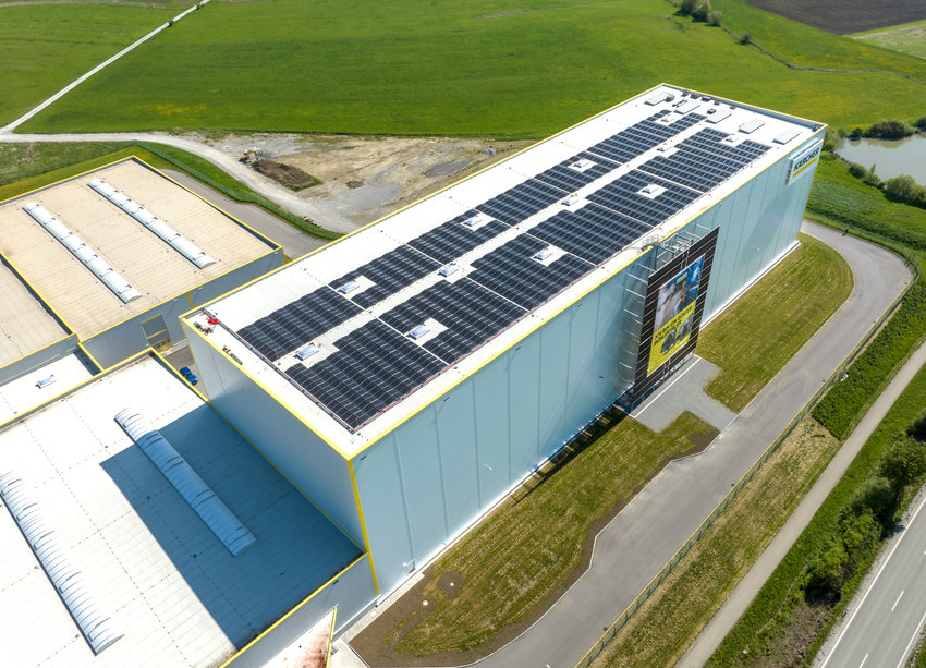 Luftbildaufnahme Kärcher- Werk Bühlertal, Obersontheim, 29.04.2025. Nachhaltigkeit beginnt nicht erst beim Produkt. Moderne Produktionsstandorte setzen zunehmend auf Energieeffizienz, Photovoltaik und ressourcenschonende Prozesse. Foto: Kärcher