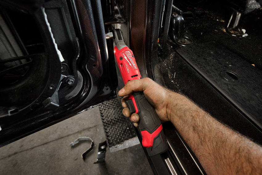 Die drei neuen M12 FUEL Akku-Ratschen zeichnen sich durch ein flaches Kopfdesign aus – für besseren Zugang zu schwer erreichbaren Schraubpunkten bei Service- und Wartungsarbeiten im Automotive-Bereich.