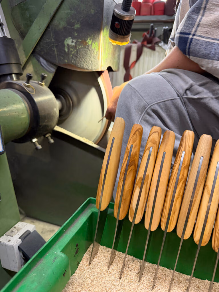 Viele Arbeitsschritte hochwertiger Kochmesser erfolgen auch heute noch in Handarbeit. Präzision, Erfahrung und Fingerspitzengefühl lassen sich dabei nur begrenzt automatisieren.

Bildrechte: Paul Adrian Messermanufaktur