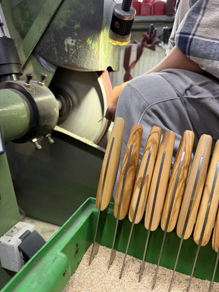 Viele Arbeitsschritte hochwertiger Kochmesser erfolgen auch heute noch in Handarbeit. Präzision, Erfahrung und Fingerspitzengefühl lassen sich dabei nur begrenzt automatisieren.
Bildrechte: Paul Adrian Messermanufaktur