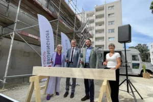 Von links: Stefanie Frentsch, Geschäftsführerin Becker & Kries, Christian Gaebler, Senator für Stadtentwicklung, Bauen und Wohnen, Christoph Brzezinski, stellvertretender Bezirksbürgermeister und Bezirksstadtrat für Stadtentwicklung, Liegenschaften und IT, und Heike Goldbach, Technische Leitung Brüninghoff Bausysteme. Bild: Brüninghoff
