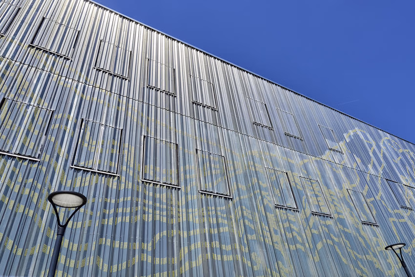 Kunstwerk aus gelben Blindnieten auf der Fassade des Zentraldepots