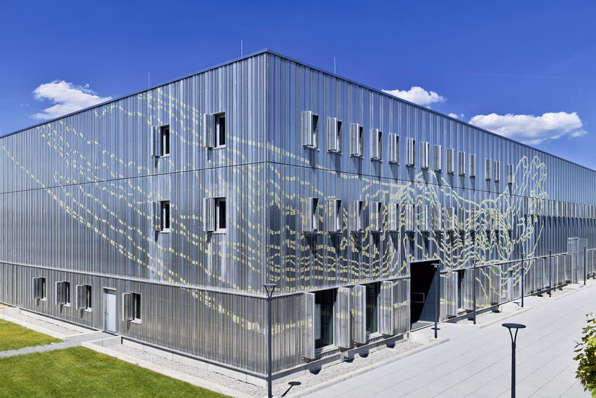 Elektrisch betriebene Faltschiebeläden von EHRET am Zentraldepot der Museen und Archive in Regensburg