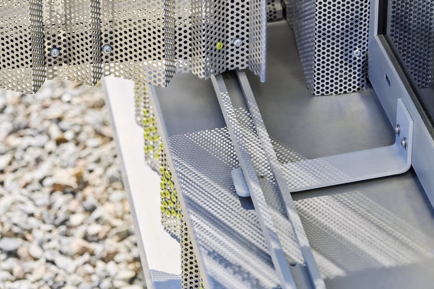 Geschlossene Faltschiebeläden in der Aluminiumlochblechfassade