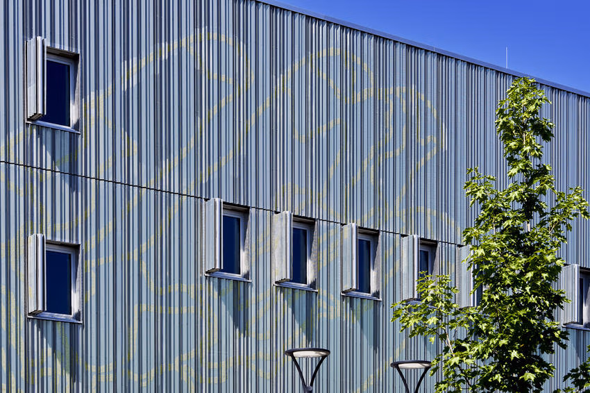 Fassade des Zentraldepots Regensburg mit Faltschiebeläden von EHRET