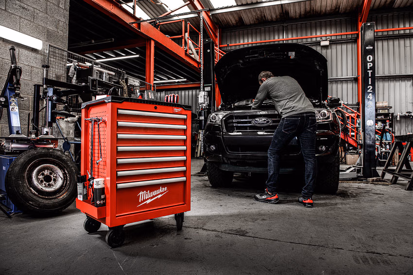 Mit einem voll ausgestatteten TOOLGUARD Werkstattwagen erweitert Milwaukee sein Angebot speziell für den Automotive-Bereich. Das neue Modell verfügt über sieben Schubladen und wird mit einem 337-teiligen Werkzeugsatz ausgeliefert.