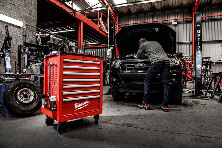 Mit einem voll ausgestatteten TOOLGUARD Werkstattwagen erweitert Milwaukee sein Angebot speziell für den Automotive-Bereich. Das neue Modell verfügt über sieben Schubladen und wird mit einem 337-teiligen Werkzeugsatz ausgeliefert.