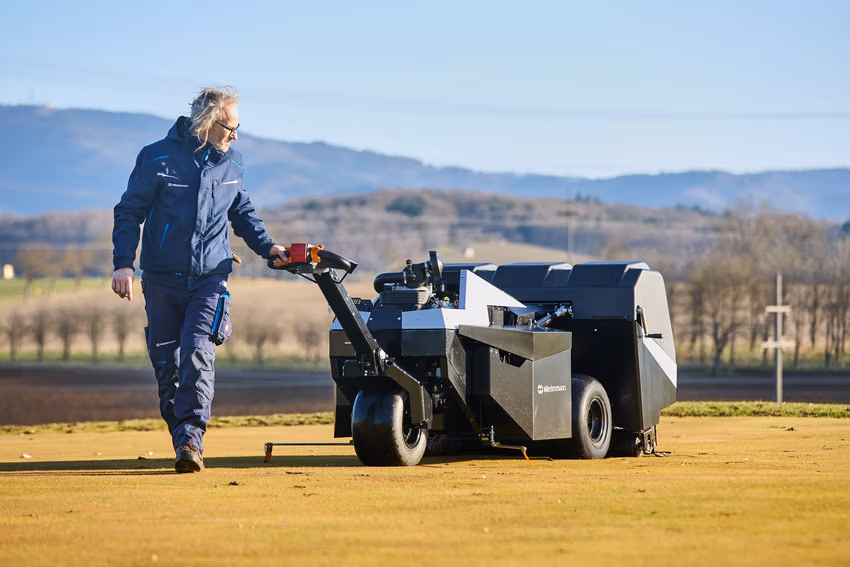 Bildunterschrift: Nicht immer ist ein Traktor nötig. Selbstfahrende Pflegemaschine, hier die Neuheit Terra Core M6 vom Hersteller Wiedenmann (Foto: Wiedenmann).