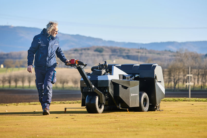 Bildunterschrift: Nicht immer ist ein Traktor nötig. Selbstfahrende Pflegemaschine, hier die Neuheit Terra Core M6 vom Hersteller Wiedenmann (Foto: Wiedenmann).