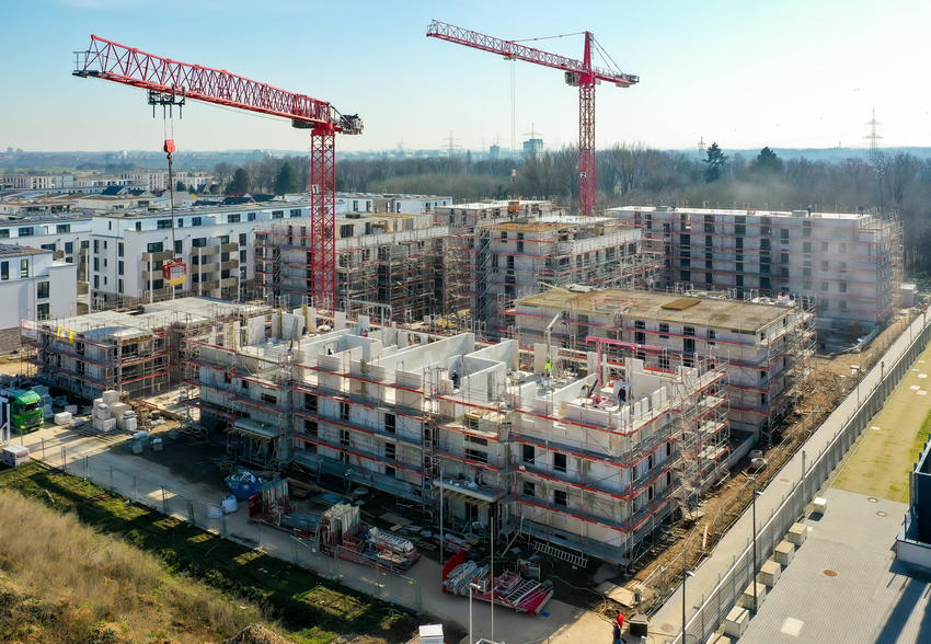Große Fensterflächen und bodentiefe Elemente prägen die Architektur des Projekts und stellen zugleich hohe Anforderungen an die sichere Fenstermontage. 
Bildquelle: Jörg Puchmüller
