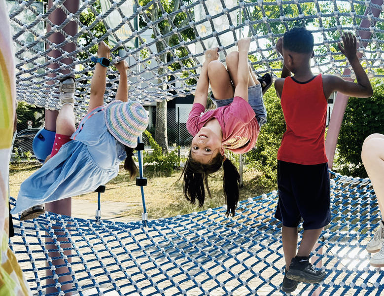 Die Berliner Masche eröffnet unterschiedliche Bewegungsformen und Schwierigkeitsgrade. Die offene Netzstruktur erhält dabei die Sichtbeziehungen zwischen den Kindern sowie zu den begleitenden Personen. Bild: Berliner Seilfabrik GmbH & Co.
