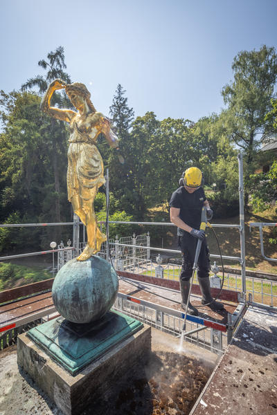 Die Reinigung umfasst neben der Treppenanlage und der Balustrade auch die Terrasse und die mehr als zehn Meter hohe Säule des Marmorsaals. (Bild: Kärcher)

Bild 4: Die Arbeiten an der hohen Säule werden von einem Gerüst aus durchgeführt. Heißer Dampf löst den Bewuchs, ohne die historische Steinoberfläche unnötig mechanisch zu belasten. (Bild: Kärcher)