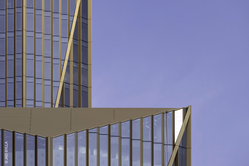 Die dreidimensionale Sägezahnstruktur prägt die Glasfassade von 2 Finsbury Avenue. Entlang der diagonalen Aluminiumbänder ändert sich die Ausrichtung der einzelnen Fassadenflächen. Bild: © Jad Sylla