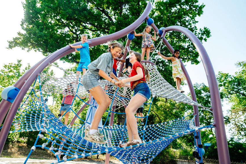 Die weitläufige Netzstruktur ermöglicht gemeinsames Spiel auf unterschiedlichen Höhen und bietet den Kindern verschiedene Bewegungswege innerhalb desselben Spielgeräts. Bild: Berliner Seilfabrik GmbH & Co.