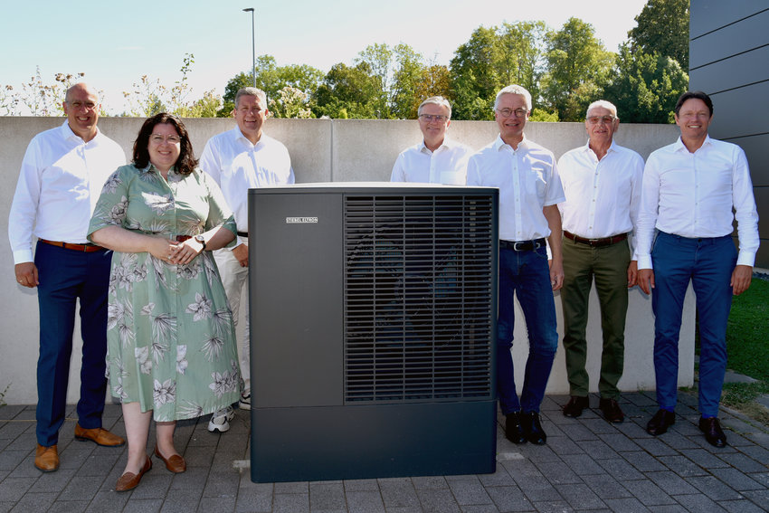 Die CDU-Europaabgeordnete Lena Düpont (2. v. l.) besuchte gemeinsam mit regionalen CDU-Vertretern Stiebel Eltron in Holzminden. Im Gespräch mit CEO Dr. Kai Schiefelbein (3. v. r.) und Dr. Hendrik Ehrhardt, Leiter Public Affairs (r.), ging es um die Wärmepumpenförderung und die Stärkung europäischer Wertschöpfung. Bildquelle: Stiebel Eltron