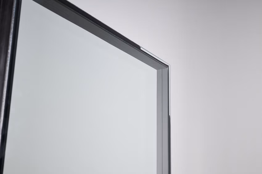 Beim Skinny Triple wird eine besonders dünne mittlere Glasscheibe mit zwei konventionellen Außenscheiben kombiniert. Dadurch soll die Wärmedämmung einer Dreifachverglasung mit einem schlankeren und leichteren Aufbau verbunden werden. Bild: Quanex Edgetech