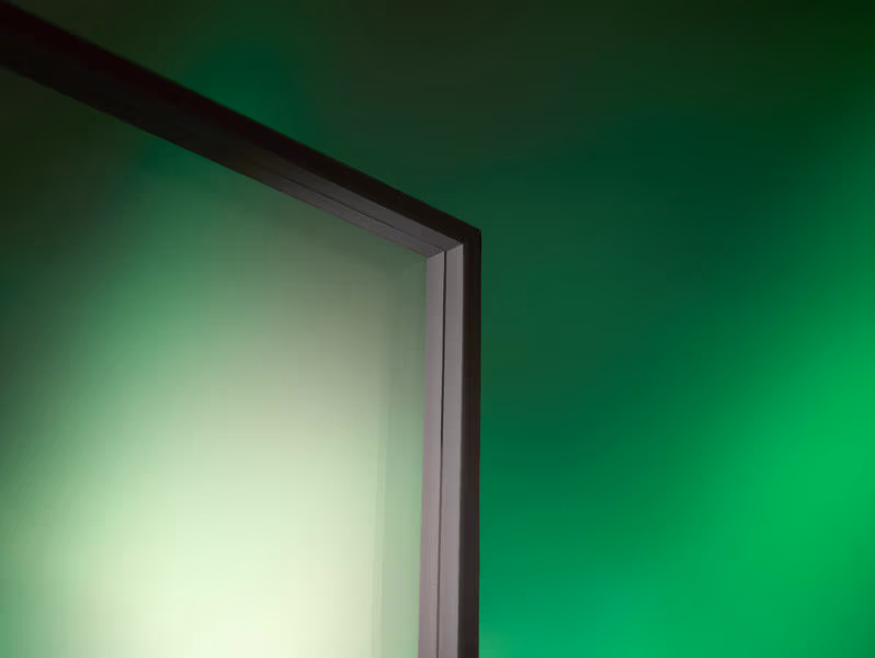 Schlanke Verglasungen sollen hohe Wärmedämmung mit weniger Gewicht und Bauraum verbinden. Der Bruchmann Insight ordnet unterschiedliche technische Ansätze ein. Bild: Quanex Edgetech