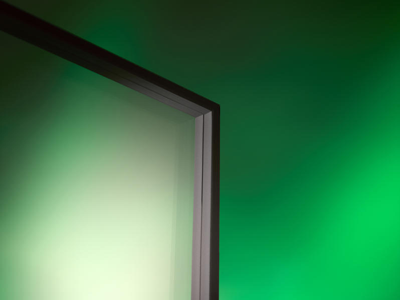 Schlanke Verglasungen sollen hohe Wärmedämmung mit weniger Gewicht und Bauraum verbinden. Der Bruchmann Insight ordnet unterschiedliche technische Ansätze ein. Bild: Quanex Edgetech
