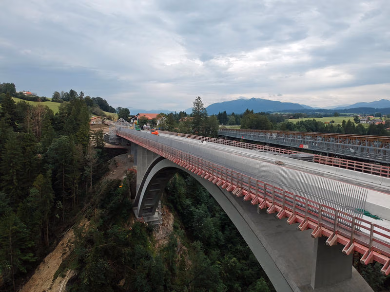 Die einzigartige Echelsbacher Brücke gilt als die größte Melan-Bogenbrücke der Welt mit einer Spannweite von 140 m. Um das Bauwerk für die Zukunft zu erhalten und zu sichern, wurde von 2017 bis 2021 die „Baumaßnahme B 23, Teilerneuerung der Echelsbacher Brücke“ umgesetzt – mit fischer Befestigungslösungen. © fischer