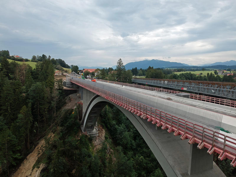 Die einzigartige Echelsbacher Brücke gilt als die größte Melan-Bogenbrücke der Welt mit einer Spannweite von 140 m. Um das Bauwerk für die Zukunft zu erhalten und zu sichern, wurde von 2017 bis 2021 die „Baumaßnahme B 23, Teilerneuerung der Echelsbacher Brücke“ umgesetzt – mit fischer Befestigungslösungen. © fischer