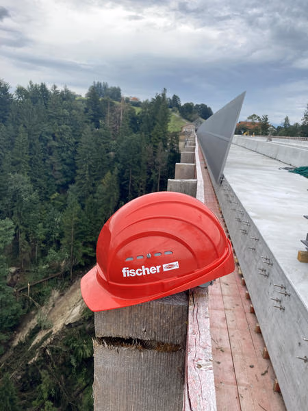 Sicherheit am Abgrund der Echelsbacher Brücke: fischer Schwerlastbefestigungen verankern die 2,50 m hohen Stahl-Geländer in Sonderbauweise an den Beton der Brückenkappe. © fischer