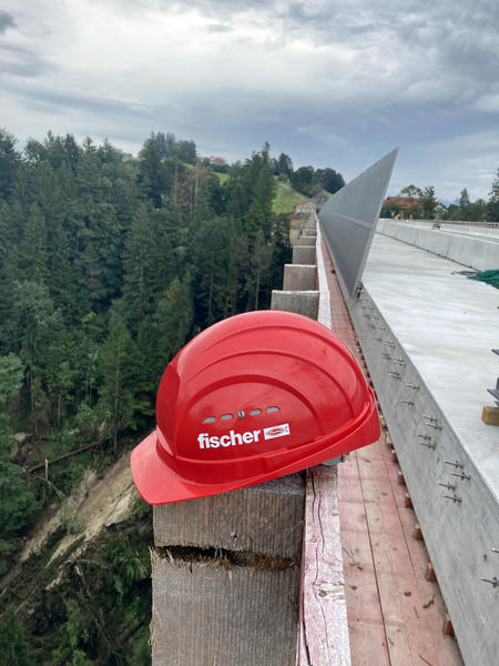 Sicherheit am Abgrund der Echelsbacher Brücke: fischer Schwerlastbefestigungen verankern die 2,50 m hohen Stahl-Geländer in Sonderbauweise an den Beton der Brückenkappe. © fischer