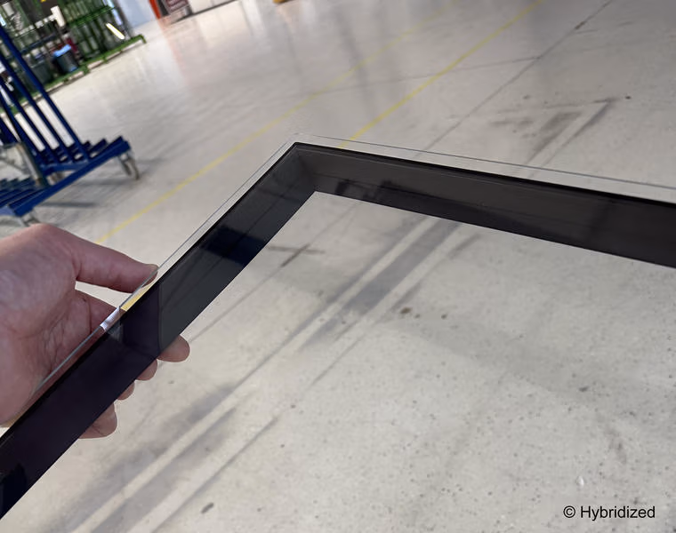 Ein HyLight-Muster mit flexiblem Randverbund. Hybridized entwickelt das System für die Verarbeitung ultradünner Zwischenlagen auf angepassten Isolierglas-Produktionslinien. Bildquelle: Hybridized