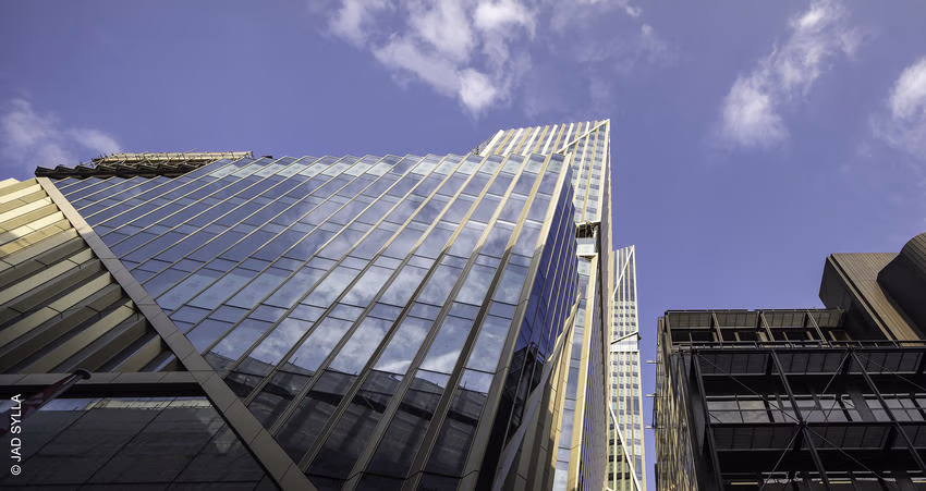 Die gezackte Glasfassade von 2 Finsbury Avenue wird durch goldfarbene Diagonalbänder gegliedert. Die Isoliergläser fertigt AGC Interpane mit Super Spacer T-Spacer SG. Bild: © Jad Sylla